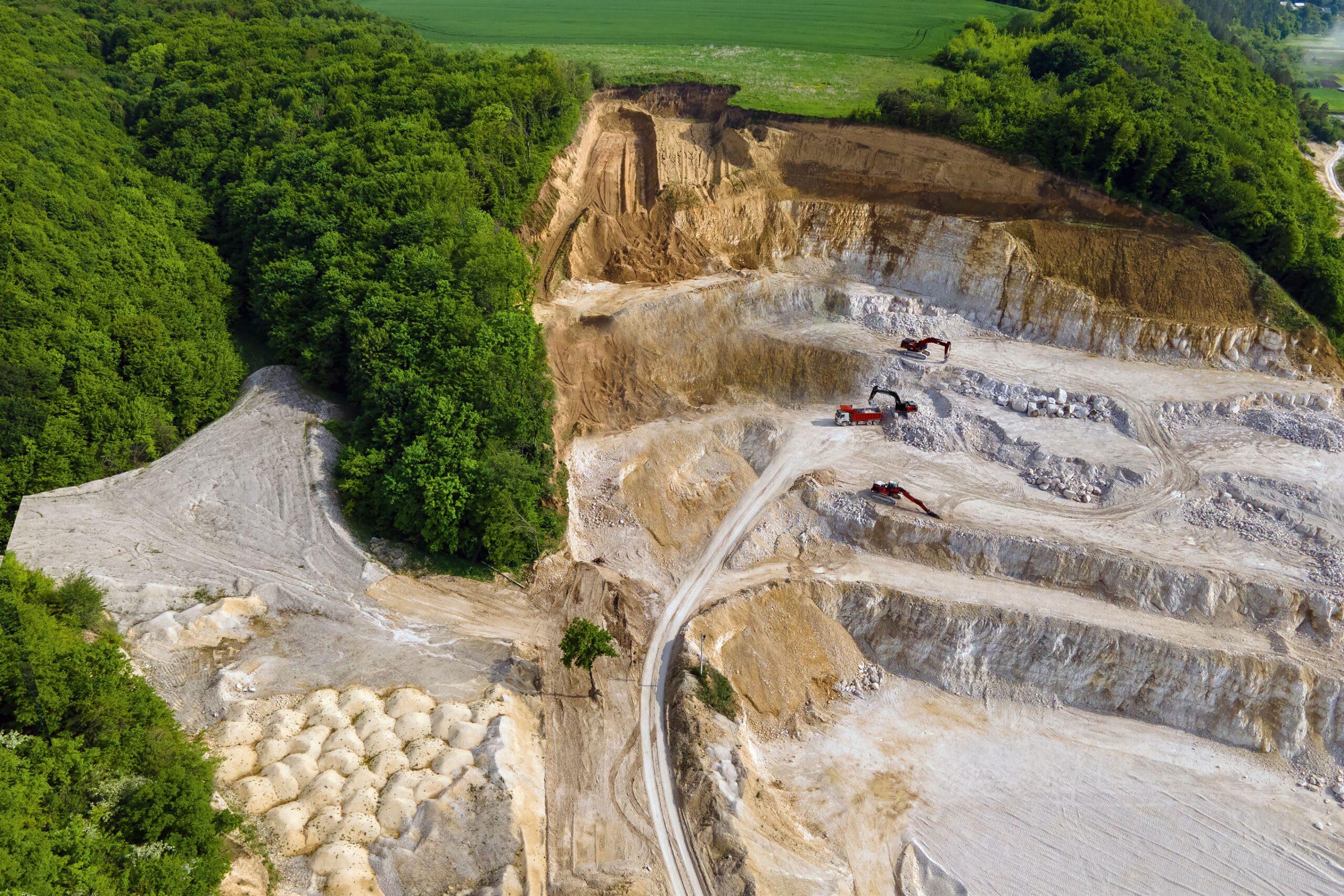 Mining equipment using Shell PANOLIN wire rope and hydraulic fluids in a remote site